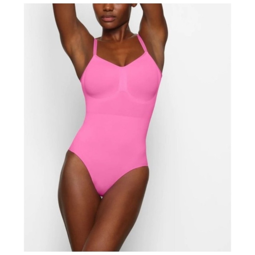 SKIMS- NWOB Seamless Sculpt Brief Snap Bodysuit in Neon Orchid